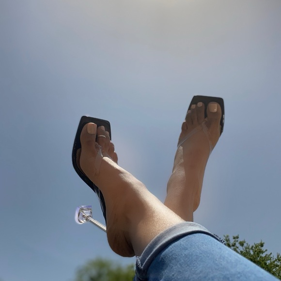 🖤Ariana🖤 - Black Square Heel Thong Sandal - Picture 2 of 4